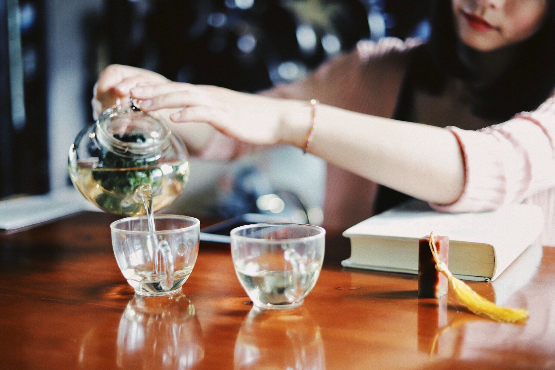 Powerful anti-inflammatory tea decoction (Image via Unsplasg/Raychan rnka)